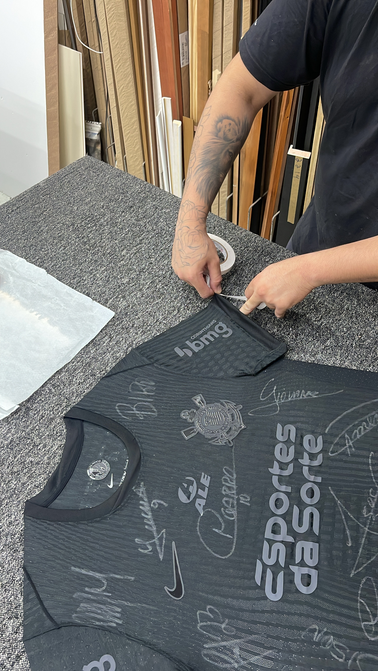 Fotografia do moldureiro montando um quadro da linha de camisas esportivas da FastFrame.