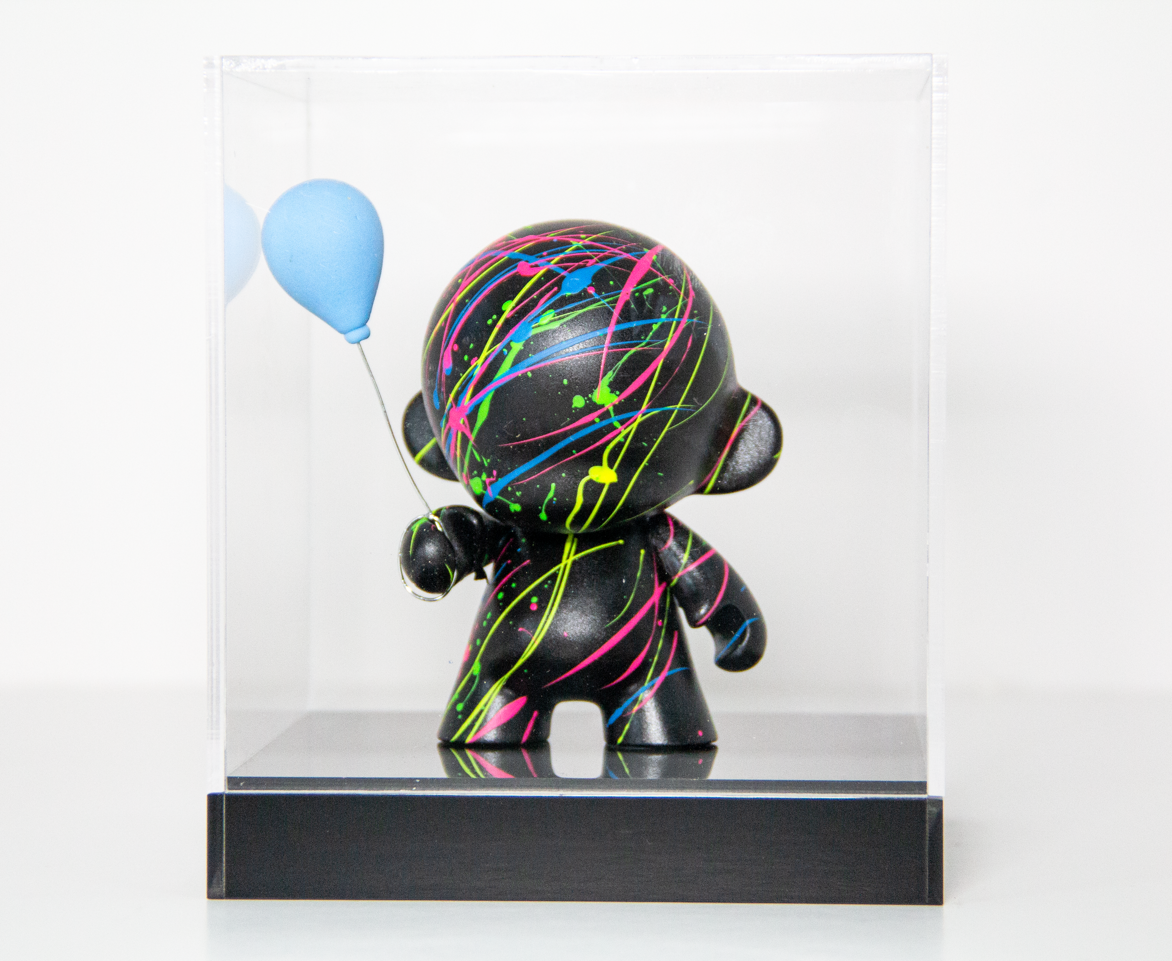 Fotografia de um ToyArt dentro de uma caixa de acrílico feito pela FastFrame.