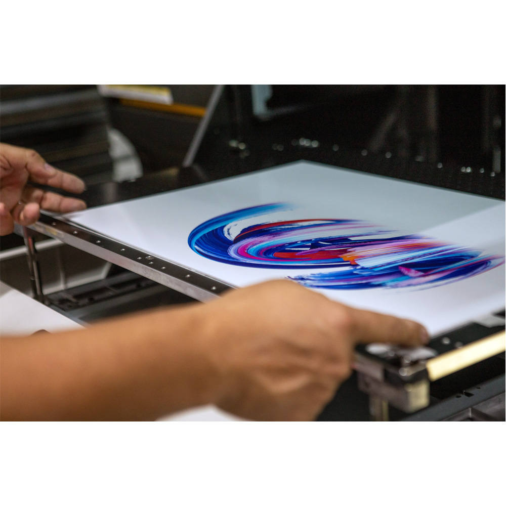 Fotografia do impressor UV tirando uma imagem feita em vidro da plotter de impressão.