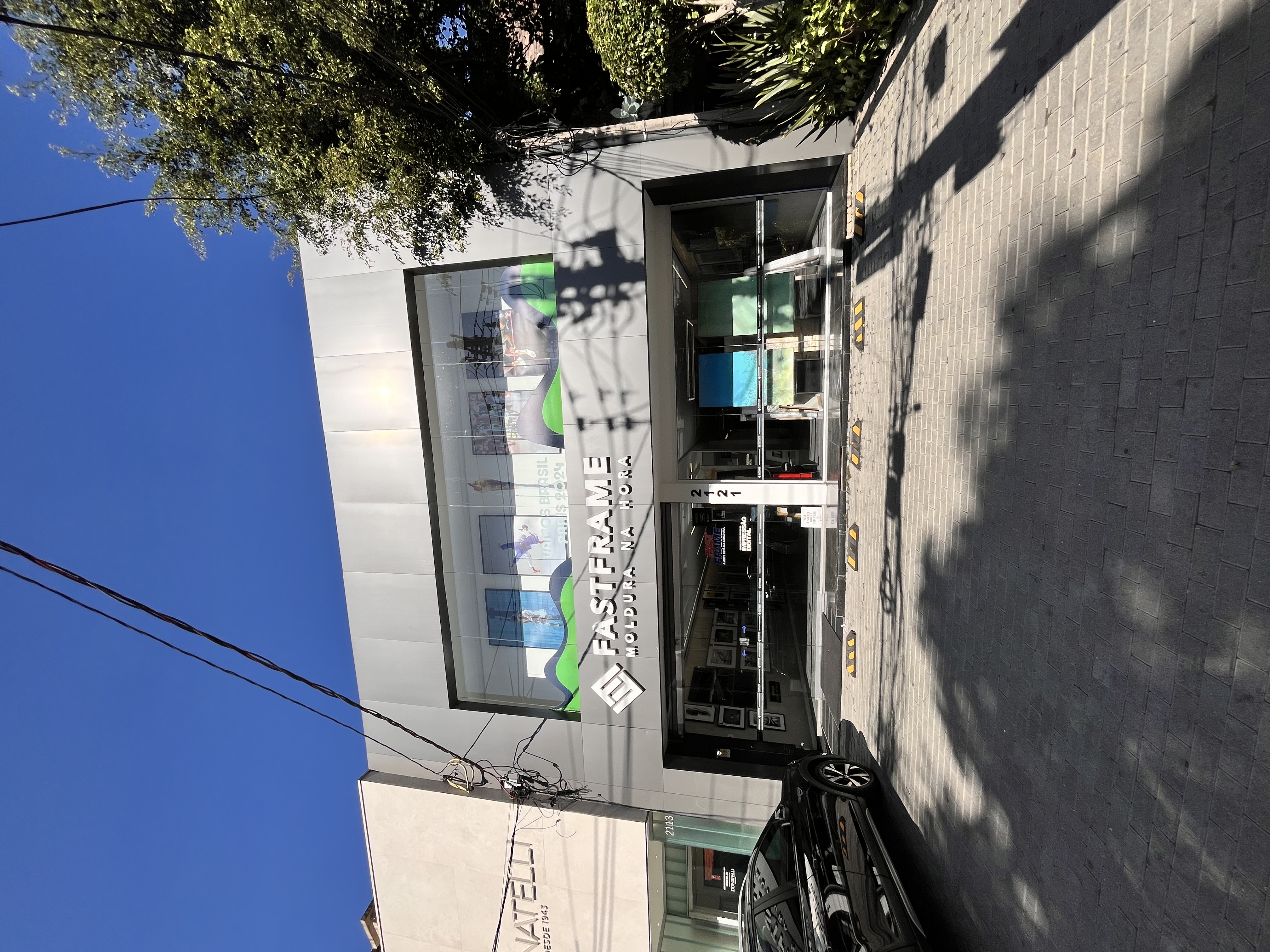 Fotografia da fachada da unidade FastFrame Gabriel em São Paulo.