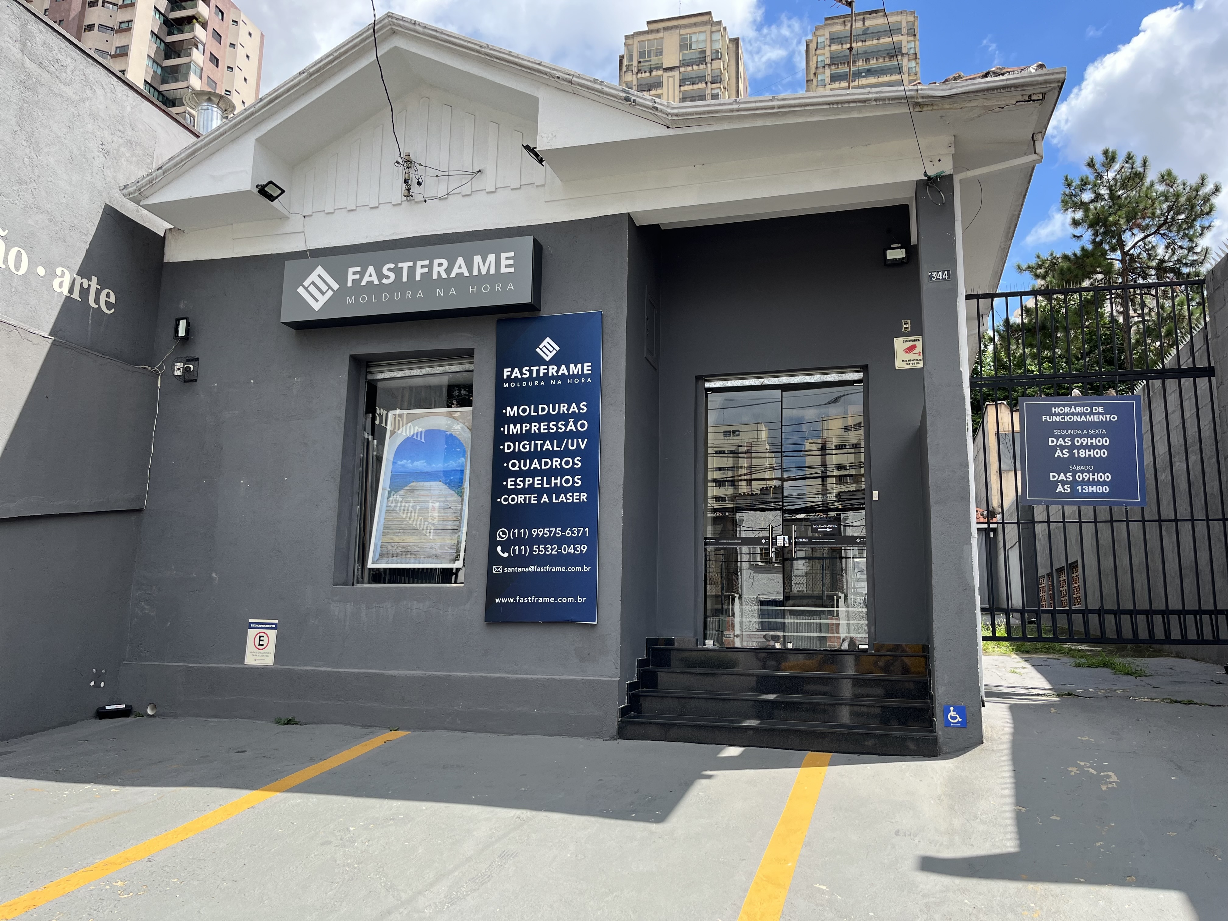 Fotografia da fachada da unidade FastFrame Santana em São Paulo.
