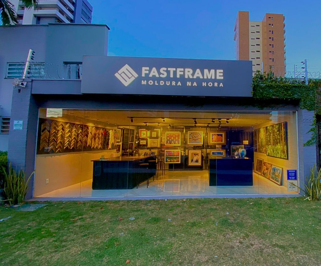 Fotografia da fachada da unidade FastFrame Fortaleza no Ceará.