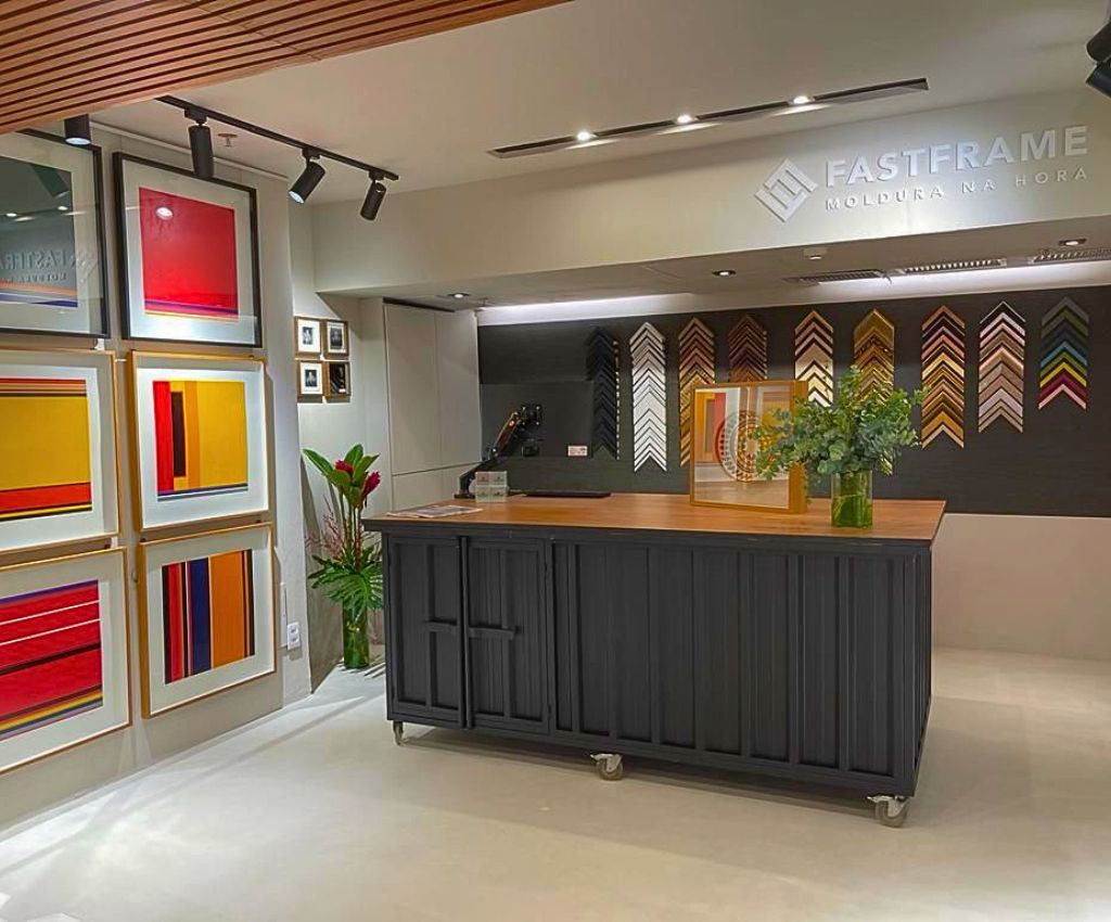 Fotografia da fachada da unidade FastFrame Leblon no Rio de Janeiro.