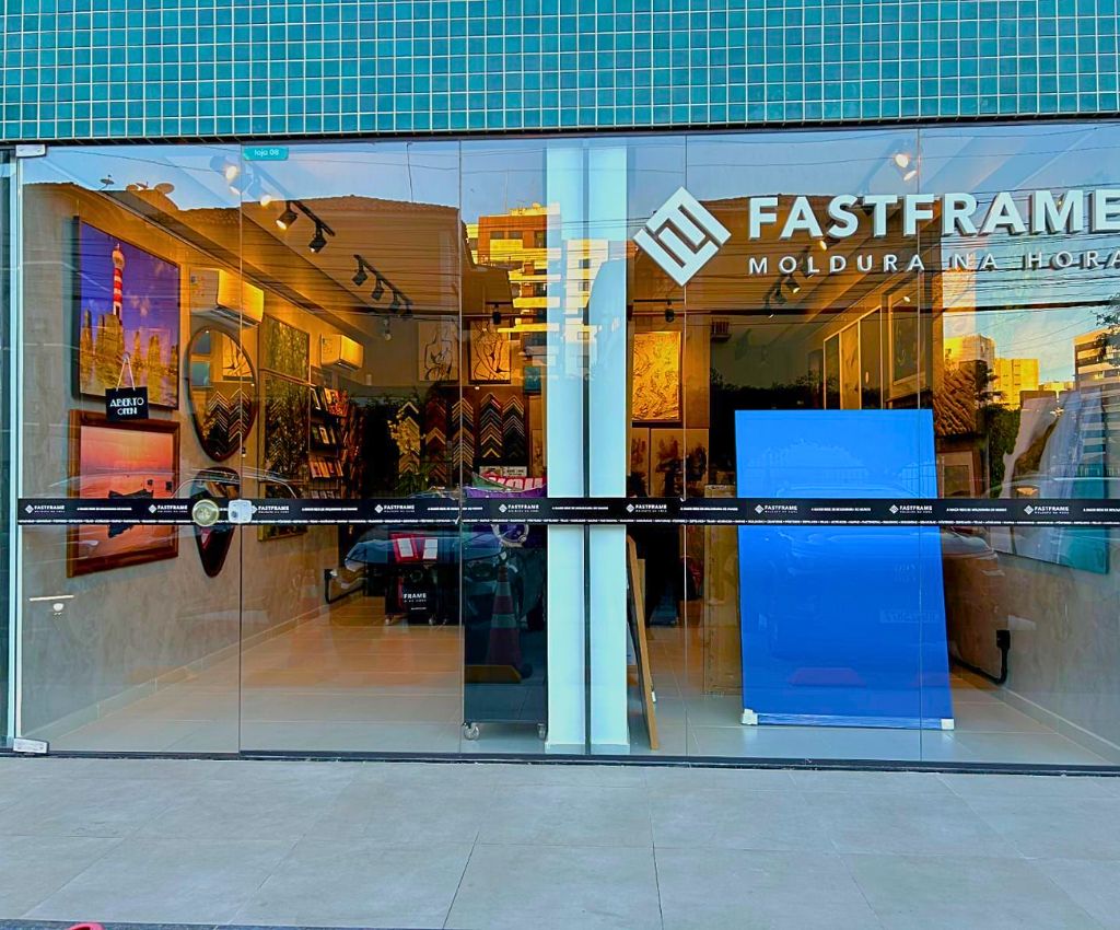 Fotografia da fachada da unidade FastFrame Ponta Verde em Maceió.