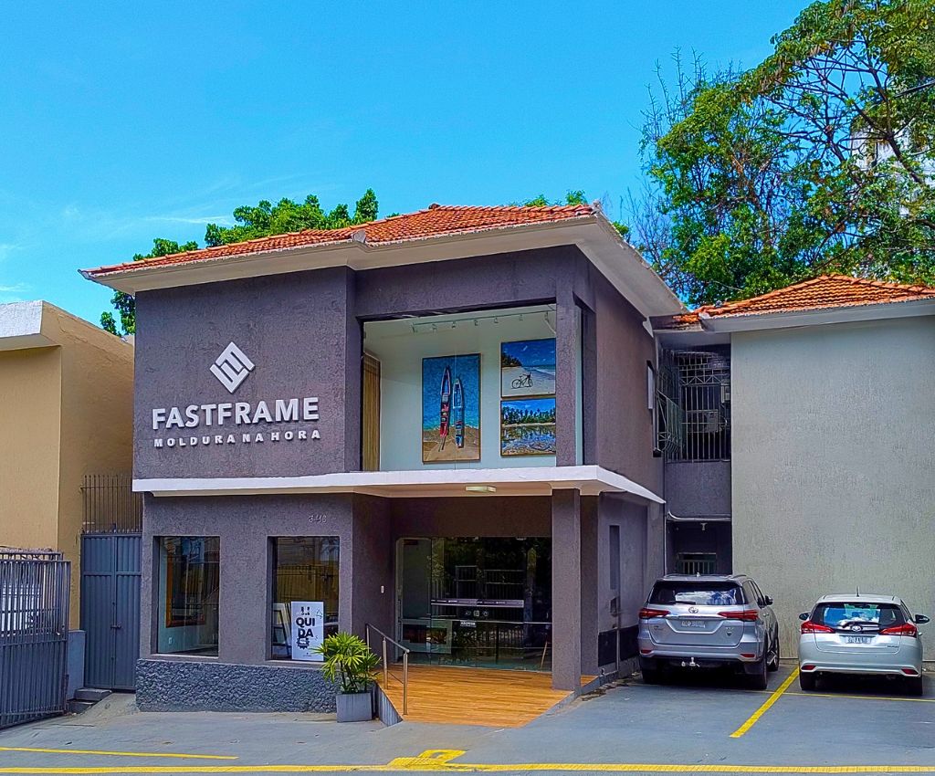 Fotografia da fachada da unidade FastFrame Salvador I na Bahia.